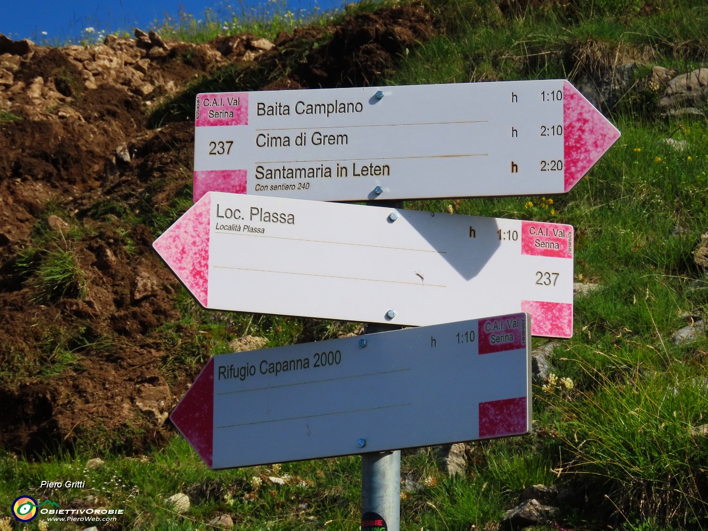 07 Lasciamo la strradetta per prendere a dx il sentiero 237.JPG